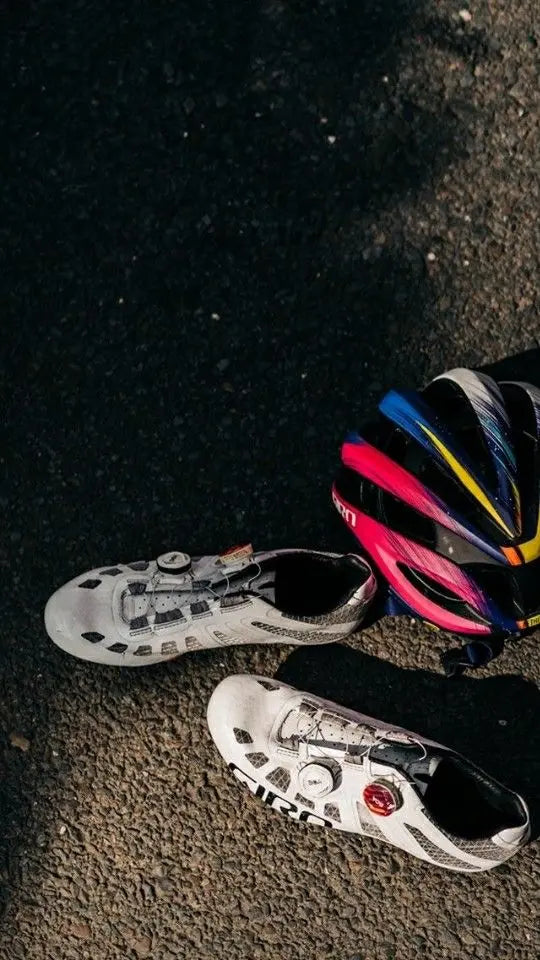 Le Rangement des Accessoires Vélo : Comment Organiser Casque, Chaussures, Lunettes et Plus HOOK©