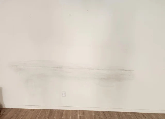 Traces de pneus sur mur blanc : comment les enlever et protéger votre décoration ? HOOK©