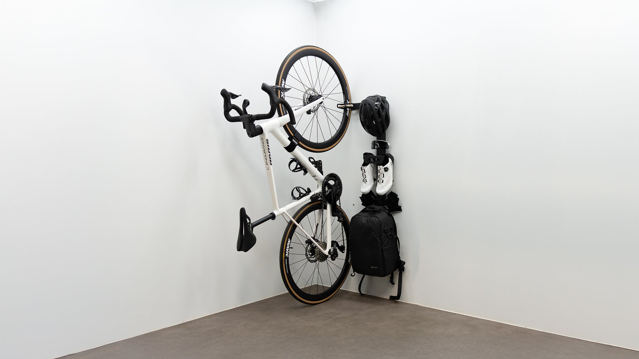 Support mural vélo noir mat design industriel