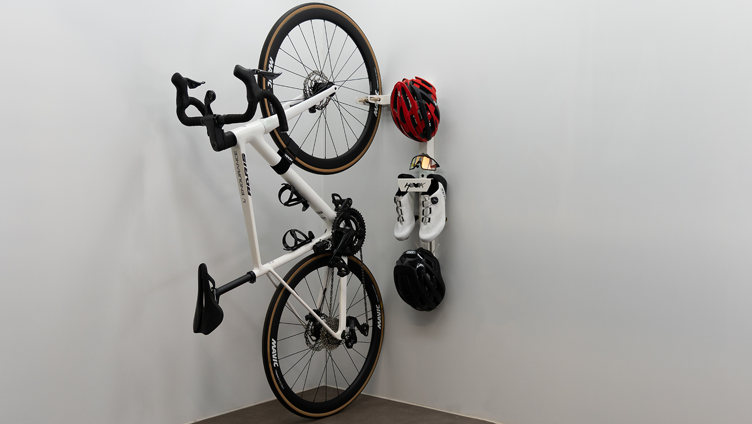 Support mural blanc pour accessoires de cyclisme