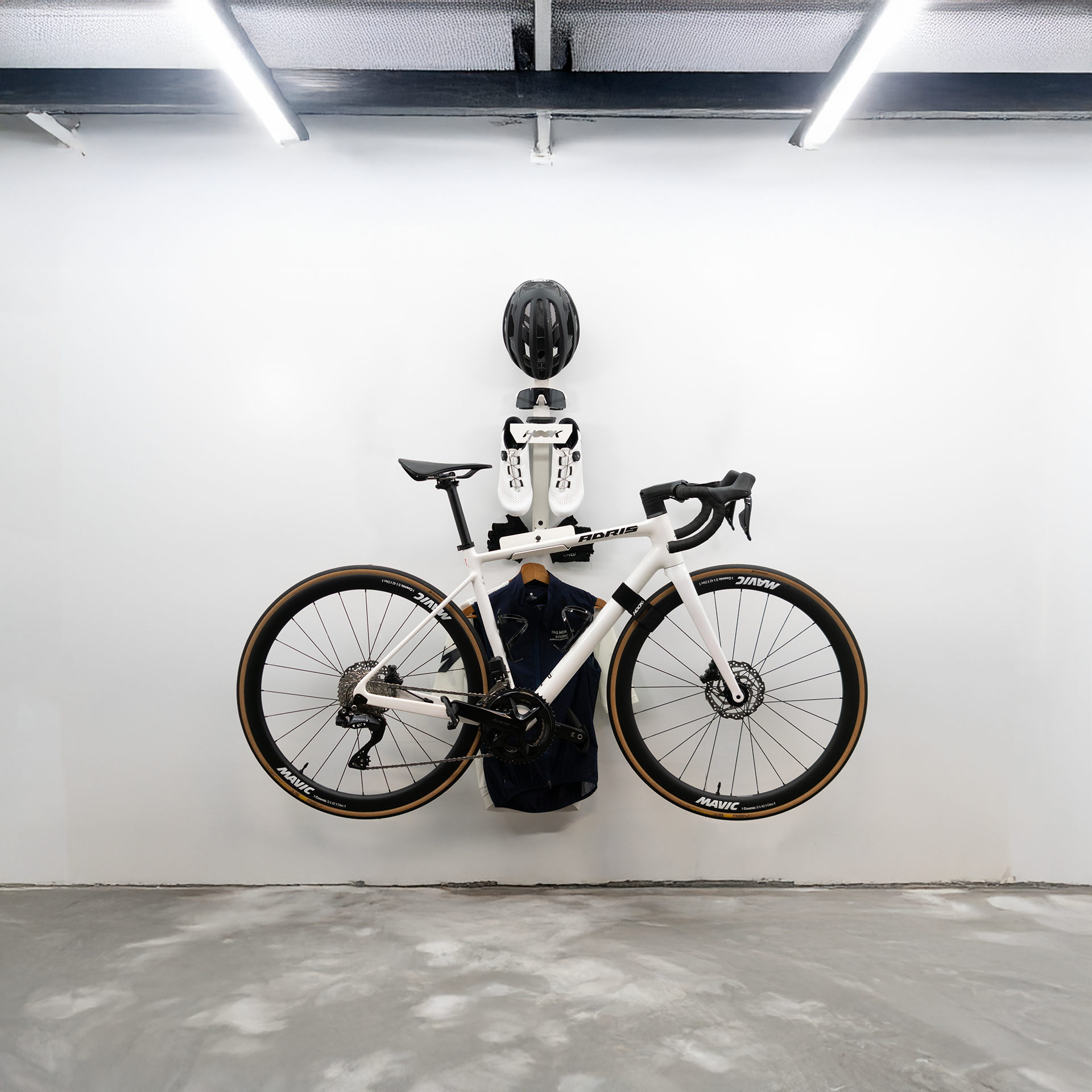 Support vélo horizontal blanc design minimaliste